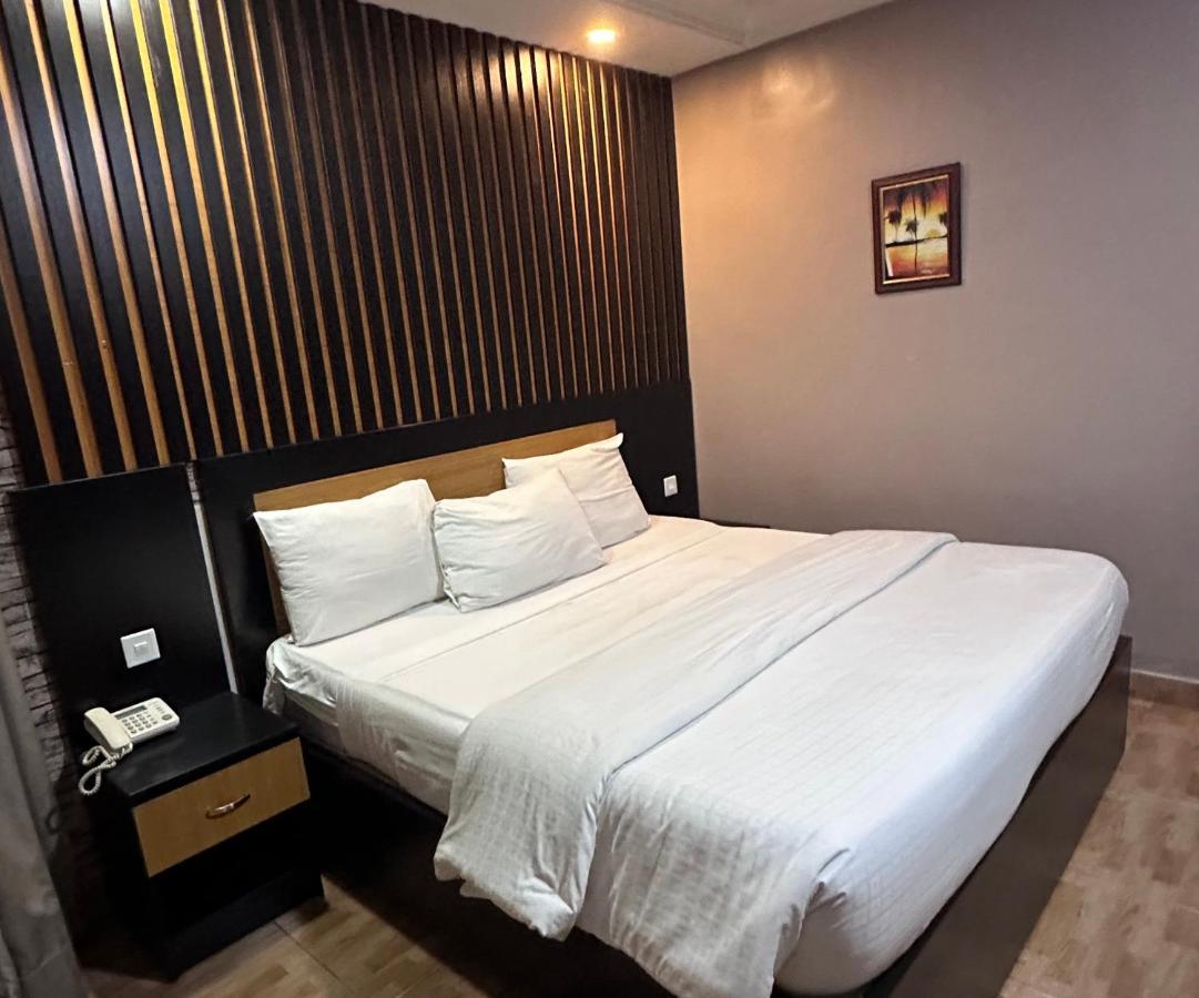 Msquare Hotel Gra Ikeja Buitenkant foto