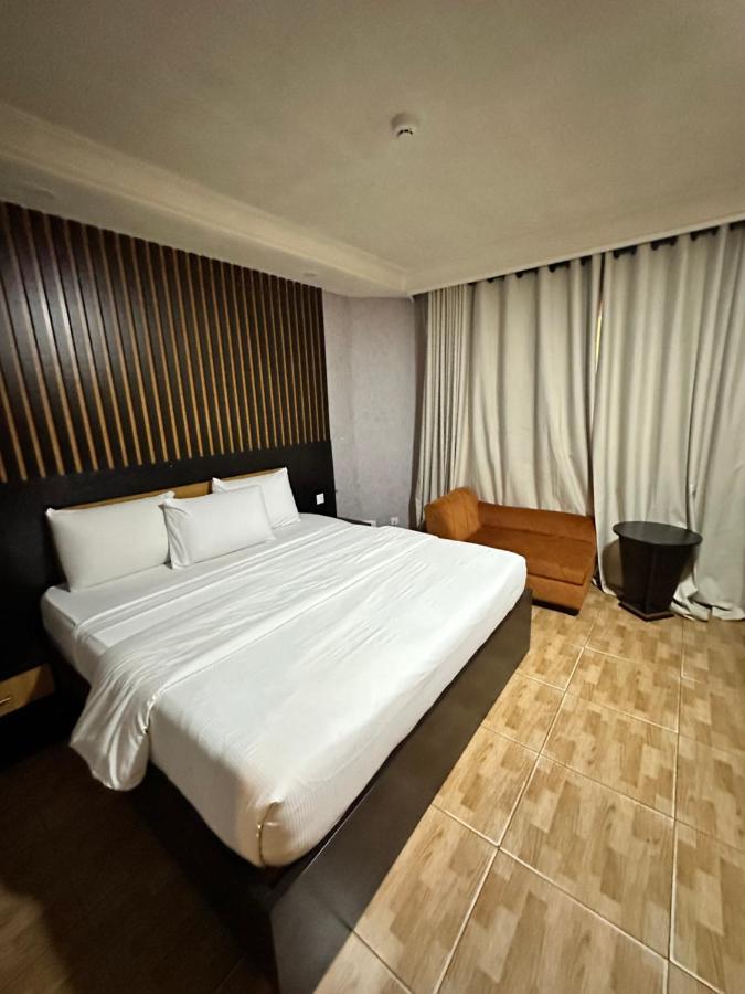 Msquare Hotel Gra Ikeja Buitenkant foto