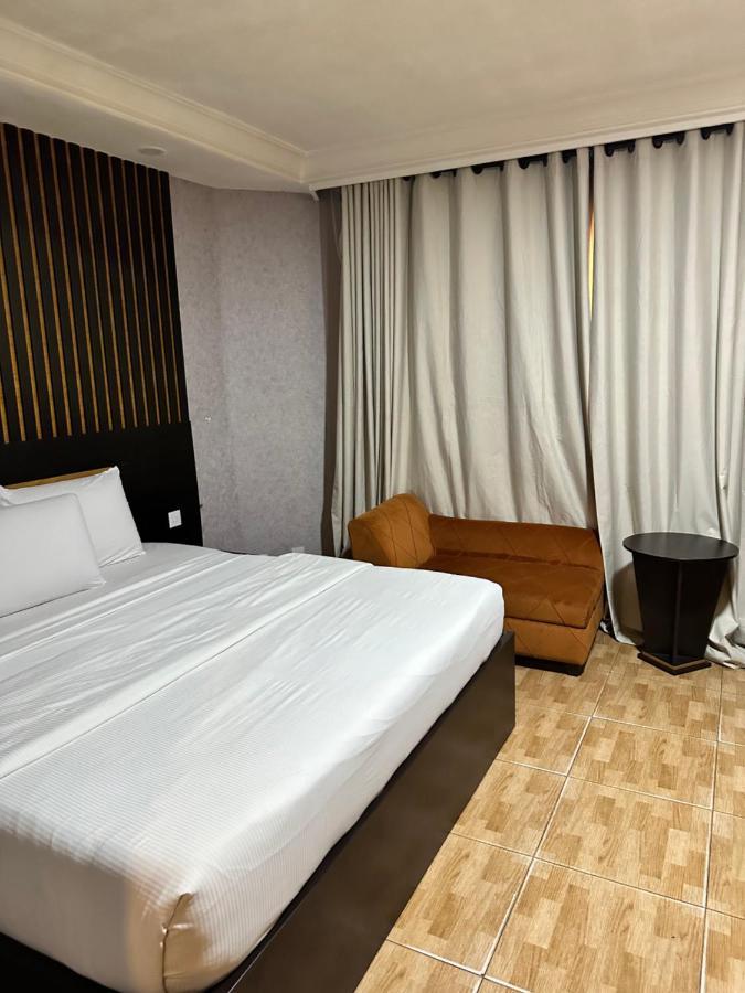 Msquare Hotel Gra Ikeja Buitenkant foto