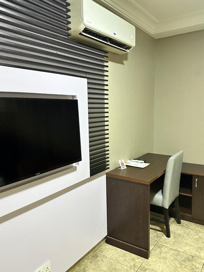 Msquare Hotel Gra Ikeja Buitenkant foto