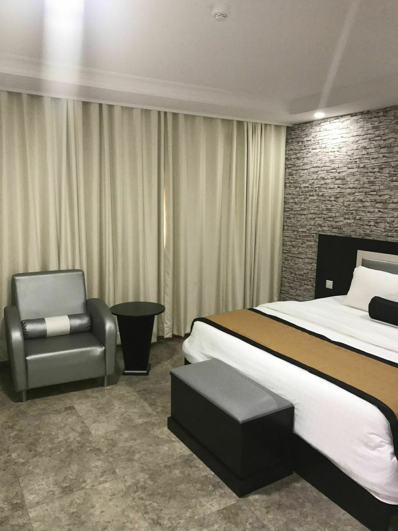 Msquare Hotel Gra Ikeja Buitenkant foto